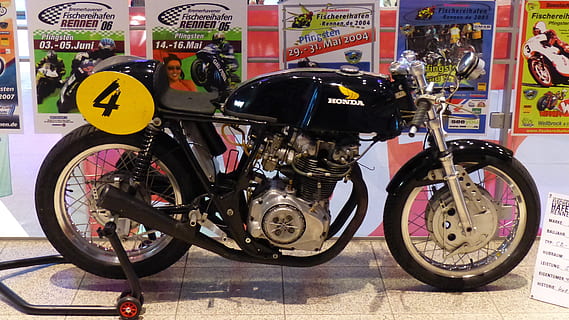 Ausstellung, Messe, Motorrad, Oldtimer, altes Motorrad, Transport, Transportmittel, Landfahrzeug, Stadt, Kommunikation, stationär, Text, Straße, Zeichen, keine Leute, Fahrrad, die Architektur, Tag, Parkplatz, draußen, westliche Schrift, schwarze Farbe, Rad, Gebäudehülle, 4K, CC0, gemeinfrei, lizenzfrei