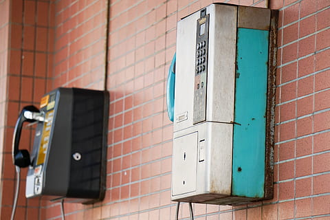 telefon, urskive, tech, meddelelse, teknologi, opkald, forretning, forbindelse, kontakt, kontor, apparat, support, modtager, service, udstyr, nummer, håndsæt, tale, samtale, moderne, linje, kommunikere, mobil, digital, forretningsmand, skrivebord, ringer, ved brug af, touchscreen, arkitektur, bygget struktur, bygning udvendig, mursten, væg, murstens væg, ingen mennesker, murbygningsfunktion, dag, vindue, rød, udendørs, lav vinkel visning, bygning, fokus på forgrunden, Strømforsyning, 5K, CC0, offentligt domæne, royaltyfrie