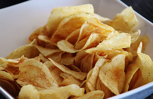 patatine, bianca, ceramica, ciotola, patatine fritte, conchiglia, salato, delizioso, croccante, mangiare, spuntino, cibo e bevande, cibo, avvicinamento, nessuno, patate preparate, freschezza, Patata, fritte, pronto a mangiare, mangiare malsano, in casa, Fast food, fritta, natura morta, patatina, prendi cibo, porzioni, patatine fritte di fast food, chip nacho, cibo di comodità, 4K, CC0, dominio pubblico, privo di copyright
