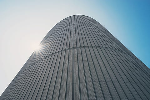 lavvinkelfotografering, hvid, højhus, bygning, dagtimerne, lavvinklet billede, grå, lav vinkel, fotografering, højhus bygning, skyskraber, arkitektur, struktur, moderne, bygget struktur, bygning udvendig, arkitektur og bygninger, kontorbygning, urban scene, himmel, forretning, by, lav vinkel visning, ingen mennesker, kontor, sollys, kontorbygning udvendig, natur, sol, skyfri himmel, tårn, virksomhedernes forretning, 5K, CC0, offentligt domæne, royaltyfrie