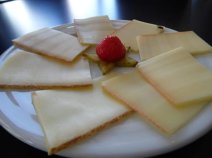 Käse, glücklich, Stunde, Lebensmittel, Essen und Trinken, Süßes Essen, Frische, Süss, Genuss, Dessert, Teller, Obst, Stillleben, Nahansicht, Beerenfrucht, drinnen, fertig für den Verzehr, Versuchung, Kuchen, Scheibe, keine Leute, ungesunde Ernährung, gebacken, Käsekuchen, Snack, 4K, CC0, gemeinfrei, lizenzfrei