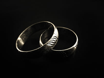 anillos, matrimonio, plata, compromiso, Boda, novios, romance, Pareja, pacto, amor, fondo negro, adentro, foto de estudio, solo objeto, de cerca, nadie, copia espacio, anillo, joyería, metal, de color negro, emoción, celebracion, enfoque selectivo, evento, oscuro, dos objetos, separar, 4K, CC0, dominio público, libre de derechos
