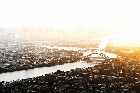 aereo, vista, città, giorno, architettura, costruzione, infrastruttura, tramonto, cielo, grattacielo, Torre, urbano, orizzonte, ponte, fiume, acqua, paesaggio urbano, scena urbana, traffico, esterno dell'edificio, struttura costruita, mezzi di trasporto, natura, nebbia, vita di città, luce del sole, nessuno, ponte - struttura fatta dall'uomo, modo di trasporto, sole, all'aperto, edificio per uffici esterno, smog, 5K, CC0, dominio pubblico, privo di copyright