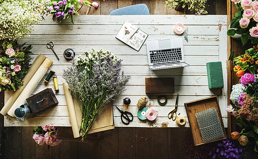 masa, florării, flori, maro, hârtie, laptop, flatlay, masă de top, deasupra, macbook, floral, foarfece, spațiu de lucru, deskspace, masa de lemn, primăvară, special, mici afaceri, plantă, floare, planta cu flori, planta in ghiveci, vedere în unghi mare, natură, lemn - material, nici o persoana, prospeţime, gradinarit, direct deasupra, zi, stiluri de viață, publicare, recipient, carte, creştere, în aer liber, ghiveci, aranjament floral, buchet, buchet de flori, 5K, CC0, domeniu public, fără drepturi de autor