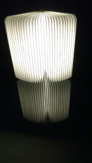 lamp, licht, bollen, zwarte achtergrond, binnenshuis, studio opname, witte kleur, geen mensen, enkel object, patroon, verlicht, opgerold, spotlight, toiletpapier, detailopname, eenvoud, door de mens gemaakt object, gloeiend, papier, uitknippen, verlichtingsapparatuur, badkamer, schoon, 2K, CC0, publiek domein, royaltyvrij