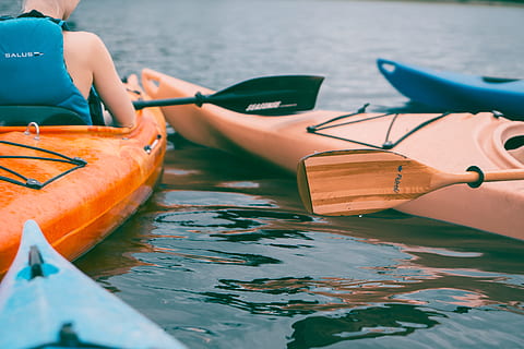 persona, equitación, naranja, kayac, tiempo de día, vistiendo, negro, chaleco, paleta, barco náutico, agua, al aire libre, kayak, remo, piragüismo, deporte, verano, búsqueda recreativa, canoa, lago, actividad de ocio, remando, vacaciones, divertido, naturaleza, río, gente, deporte acuático, flotando en el agua, mar, transporte, día, modo de transporte, color naranja, una persona, gente real, centrarse en primer plano, estilos de vida, frente al mar, inflable, 5K, CC0, dominio público, libre de derechos