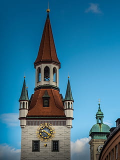 Munich, kirkot, steeples, kello, kaupunki, arkkitehtuuri, torni, katedraali, kampanja, uskonto, rakentaminen, temppeli, taivas, tiili, rakennus, ihmiset, kaupungintalo, uskomus, rakennettu rakenne, rakennuksen ulkoa, hengellisyys, palvonnan paikka, matala kulma, sininen, luonto, ei ihmisiä, ylittää, päivä, ulkona, 4K, CC0, public domain, rojaltivapaa
