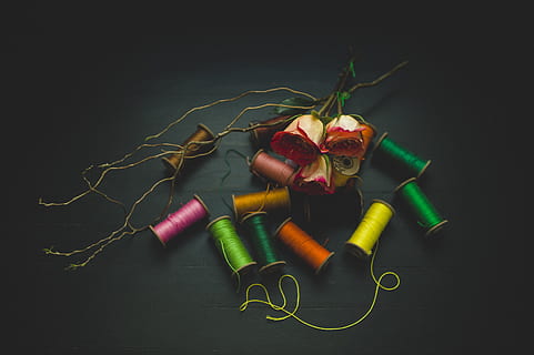 vlak, leggen, foto, threads, roos, zijden draden, fotografie, kleur, draad, naaigaren, ambacht, rood, groene kleur, achtergronden, voedsel, zwarte achtergrond, studio opname, geen mensen, binnenshuis, detailopname, versheid, multi gekleurd, stilleven, kunst en ambacht, creativiteit, spoel, keuze, variatie, naai-item, tafel, textiel, materiaal, grote groep objecten, hoge hoekmening, 4K, CC0, publiek domein, royaltyvrij