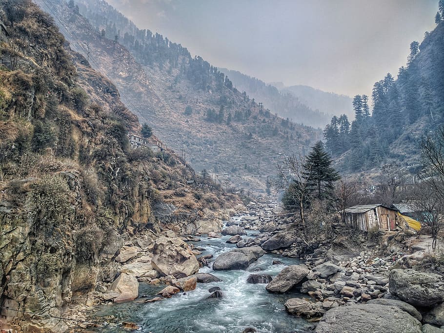 Haus, Fluss, umgeben, Berge, Berg, Bäume, tagsüber, Stein, Rock, Scheune, Hütte, Tal, Wald, Indium, Himachal Pradesh, Kasol, parvati, Baum, Bach, Szenen - Natur, Wasser, Natur, Pflanze, solide, Schönheit in der Natur, Rock - Objekt, Umgebung, Ruhe, keine Leute, ruhige Szene, Land, Gebirge, Nicht-städtische Szene, Tag, fließendes Wasser, draußen, fließend, Formation, 4K
