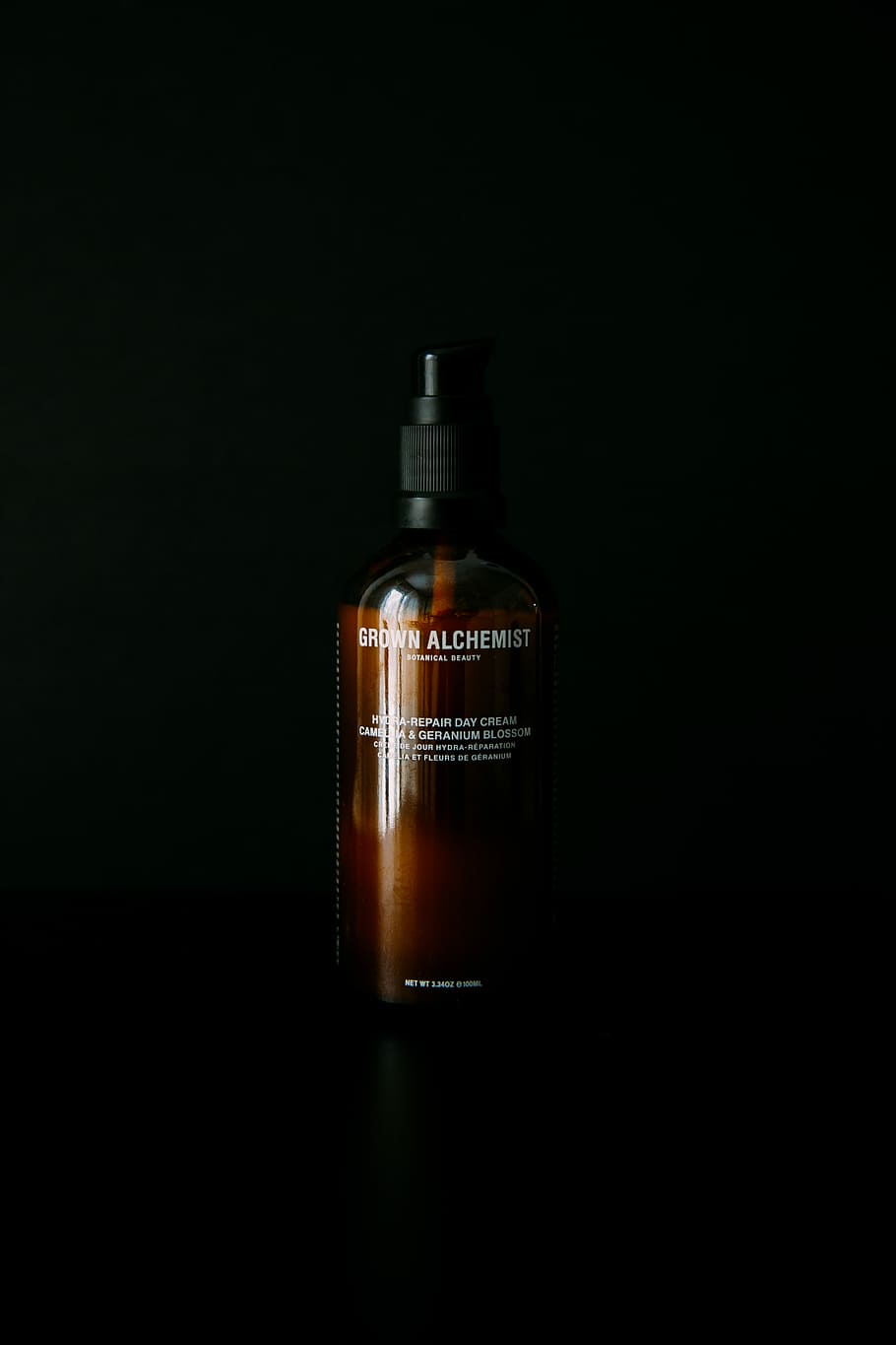 gewachsen, Alchemist Flasche, schwarz, Hintergrund, gewachsene Alchemistflasche, Flasche, Verpackung, Sahne, schwarzer Hintergrund, Verpackungsdesign, Container, kopieren sie platz, Studioaufnahme, einzelnes Objekt, drinnen, Stillleben, keine Leute, Glas - Material, Essen und Trinken, dunkel, Getränk, Erfrischung, Nahansicht, Etikette, Text, Alkohol, ausgeschnitten, Lebensmittel, 5K