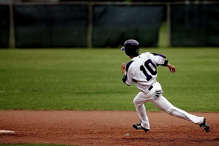 jugador de beisbol, beisbol, corredor, acció, jugador, atleta, corrent, joc, camp, esport, base, joc de pilota, casc, competició, jove, uniforme, actiu, l'atletisme, masculí, herba, brutícia, camp d'influència, beisbol - esport, uniforme de beisbol, roba, moviment, uniforme esportiu, homes, una persona, mascles, nen, vista del darrere, barreteria, jugant, longitud completa, persones reals, nois, 2K