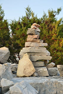 pietre, equilibrio, tumulo, pila, zen, impilati, verde, torre di pietra, meditazione, Croazia, solido, roccia, roccia - oggetto, pianta, natura, pietra - oggetto, albero, giorno, bellezza nella natura, pietra, cielo, nessuno, la tranquillità, all'aperto, concentrarsi sulle conoscenze acquisite, terra, crescita, 4K, CC0, dominio pubblico, privo di copyright