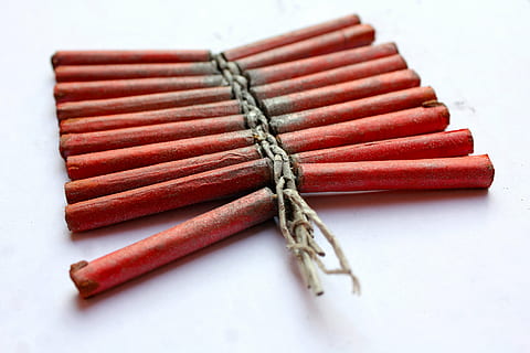 petardo, celebrazione, esplosivo, indiano, festivo, felicità, gruppo, cibo e bevande, rosso, cibo, avvicinamento, nessuno, legato, in casa, Marrone, vista dall'alto, messa a fuoco selettiva, legno - materiale, girato in studio, tavolo, fascio, pila, stringa, natura morta, gruppo di oggetti, corda, cibo dolce, 5K, CC0, dominio pubblico, privo di copyright