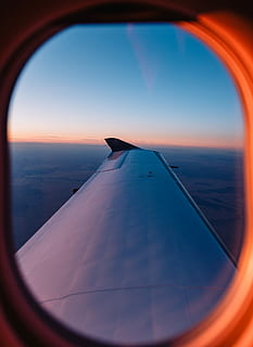 foto, esquerra, ala lateral de l'avió, durant el dia, ala del pla dret, avió, finestra, ala, posta de sol, sortida del sol, núvol, vista aèria, cel, blau, marc, vista, paisatge, volant, vacances, vehicle aeri, manera de transport, transport, ala dels avions, naturalesa, escenics - natura, bellesa a la natura, viatjar, cap gent, a l'aire, interior del vehicle, núvol - cel, vidre - material, sol, a l'aire lliure, 2K, CC0, domini públic, lliure de regalies