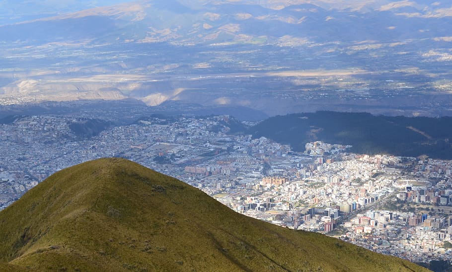 quito, paisatge, panoràmica, exterior de l'edifici, arquitectura, medi ambient, vista aèria, ciutat, estructura construïda, muntanya, escenics - natura, edifici, naturalesa, barri residencial, dia, cap gent, vista d’angle alt, a l'aire lliure, terra, bellesa a la natura, núvol - cel, paisatge urbà, cim de muntanya, 4K