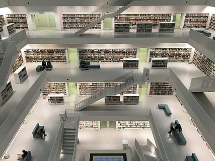 arquitectònic, fotografia, biblioteca, interior, foto, De quatre plantes, Biblioteca de 4 plantes, edifici, passos, escales, escala, blanc, arquitectura, llibres, llum, públic, Stuttgart, netejar, llibre, vista d’angle alt, a l'interior, grup de persones, estructura construïda, modern, centre comercial, persones reals, persones incidentals, multitud, gran grup de persones, ciutat, homes, barana, il·luminat, prestatge, consumisme, sostre, 4K, CC0, domini públic, lliure de regalies