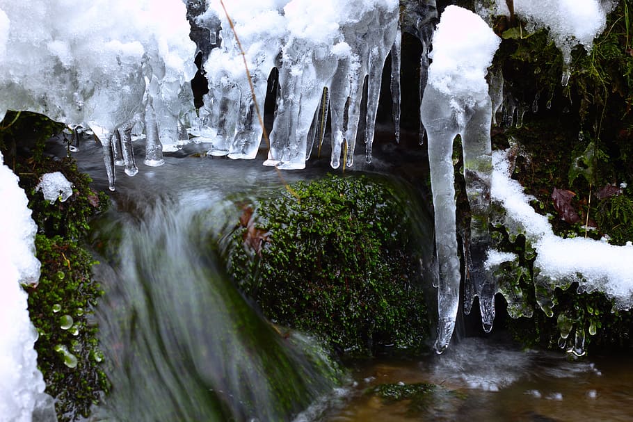 cascada, hivern, primavera, naturalesa, gel, cargol, castell, kompařov, molsa, rierol molsat, el missatger de la primavera, aigua, bellesa a la natura, moviment, planta, exposició llarga, arbre, aigua que flueix, bosc, escenics - natura, rock, moviment borrós, rock - object, cap gent, terra, sòlid, temperatura de fred, dia, a l'aire lliure, que flueix, rierol: aigua que flueix, poder a la natura, caient aigua, 5K