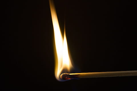 flama, foc, coincidir, bonic, calenta, cremar, tancar, encendre, sofre, pals, llum, cremant, calor - temperatura, fons negre, tir de l'estudi, còpia espai, matchstick, foc - fenomen natural, a l'interior, sol objecte, equipament d’il·luminació de partit, cap gent, naturalesa, primer pla, comunicació, generació de combustible i energia, signe, moviment, 2K, CC0, domini públic, lliure de regalies