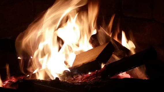 fuoco, falò, firepit, ardente, fiamma, fuoco - fenomeno naturale, calore - temperatura, cibo e bevande, cibo, legno - materiale, ceppo, legna da ardere, nessuno, natura, legna, avvicinamento, notte, movimento, in casa, camino, attrezzature domestiche, buio, 4K, CC0, dominio pubblico, privo di copyright