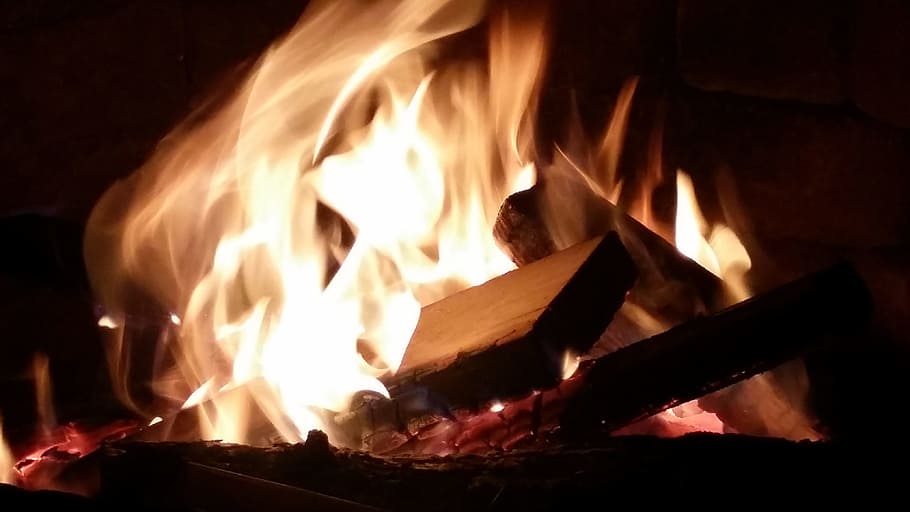 foc, foguera, pou de foc, cremant, flama, foc - fenomen natural, calor - temperatura, menjar i beguda, menjar, material de fusta, registre, llenya, cap gent, naturalesa, fusta, primer pla, nit, moviment, a l'interior, llar de foc, equipament per a la llar, fosc, 4K