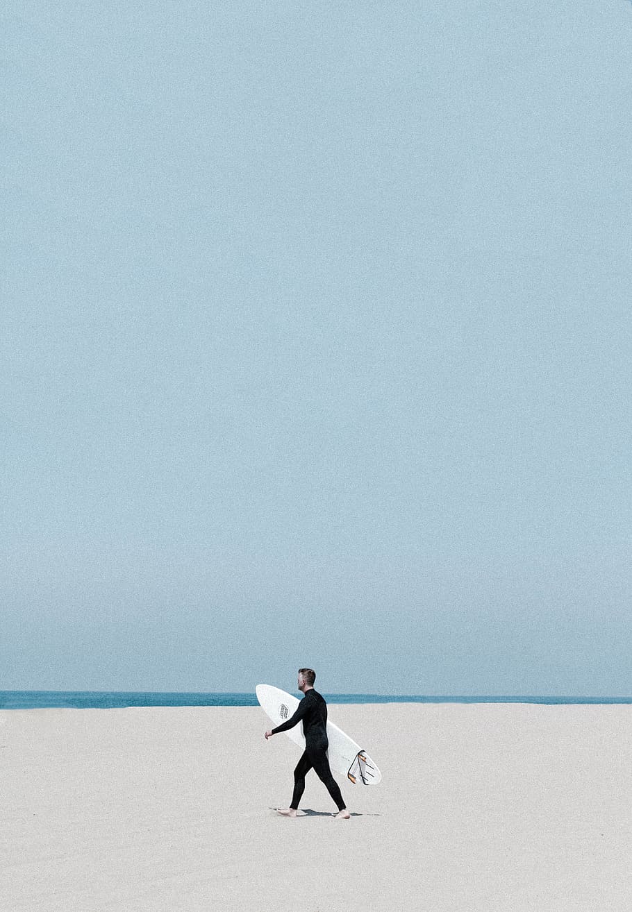 home, portar, negre, vestit de neoprè, celebració, blanc, taula de surf, caminar, línia de costa, hora del dia, tècnica de la imatge, tipus d’imatge, edat humana, fenomen natural, posició física, activitat en moviment, punt de vista, posició descriptiva, ètnia, només adults, longitud completa, adult, homes, imatge en color, a l'aire lliure, objectes fets per l’home, forma de comunicació, home de negocis, art i producte artesanal, dia, només homes, còpia espai, només homes joves, negocis, persona de negocis, efecte de llum, equips d'informació, una persona, un sol home, treballador de coll blanc, ètnia caucàsica, activitat física, roba, característica de la terra, de peu, mar, aigua, terra, platja, cel, persones reals, naturalesa, horitzó, horitzó sobre l’aigua, escenics - natura, bellesa a la natura, activitat d'oci, escena tranquil·la, tranquil·litat, estils de vida, 4K