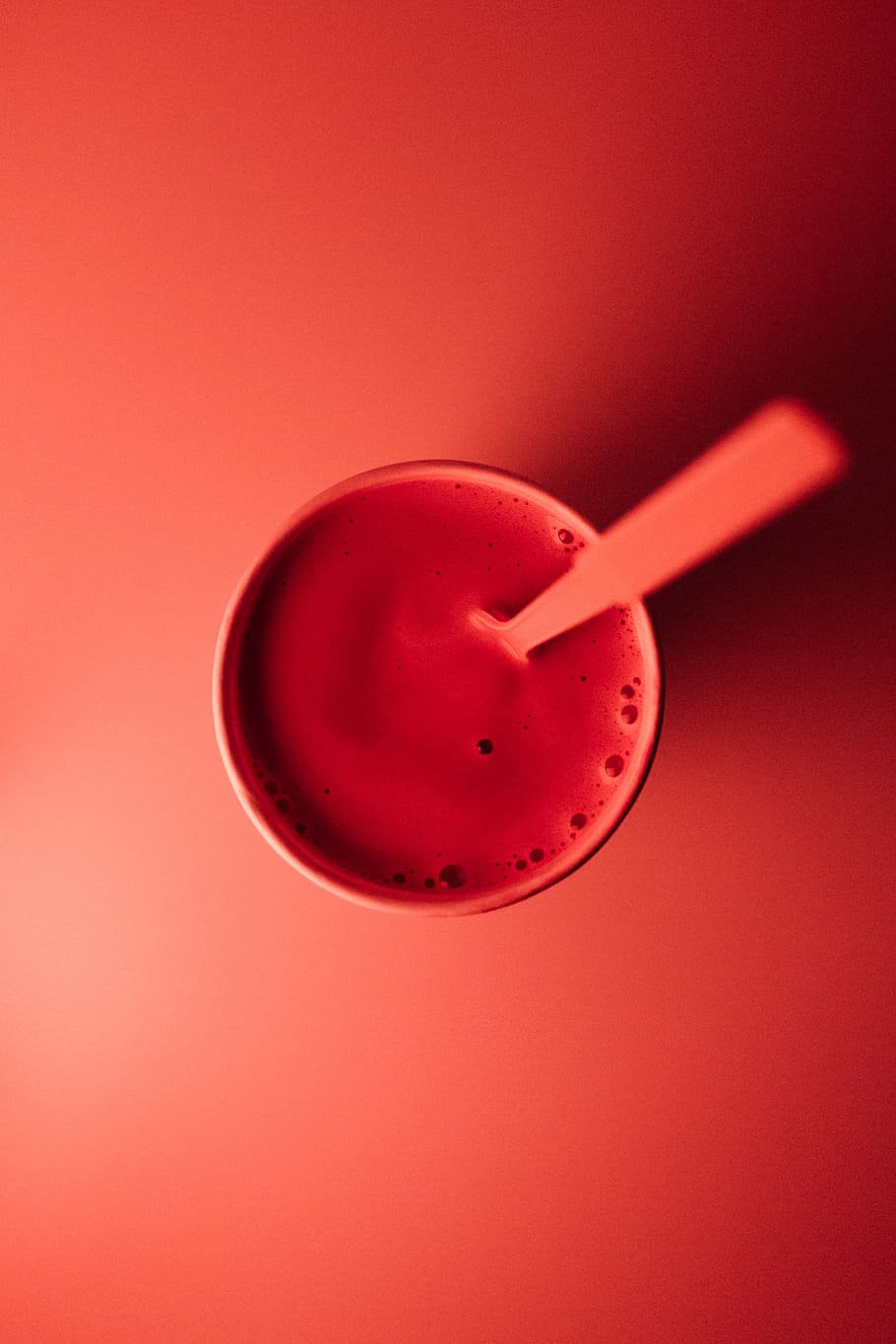 kop, Brun, væske, ske, rød, beholder, smoothie, drik, rødt filter, ryste, rødt krus, spise, mad, produkt, lyserød, bokeh, ørken, is, frost-, mad og drikke, studio skud, forfriskning, drikke, indendørs, ingen mennesker, farvet baggrund, sugerør, strå, stilleben, tæt på, glas, soda, friskhed, sund kost, høj vinkel visning, husholdningsudstyr, fristelse, 4K
