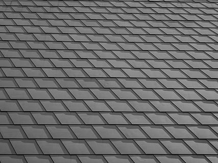 žvirgždas, modelį, reguliariai, geometrija, keturis kampus, daug, juoda ir balta, fonas, visą kadrą, nėra žmonių, architektūra, kartojimas, tekstūruotas, stogas, figūra, pastatyta struktūra, dizainas, geometrinės formos, stogo čerpė, pastato išorė, dieną, eilėje, lauke, šalia, Iš arti, žemas kampo vaizdas, sidabro spalvos, 4K, CC0, Viešasis domenas, nemokamai