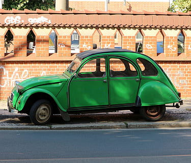 Ente, Auto, Oldtimer, Citroen, klassisch, alt, Fahrzeug, altes Auto, pkw, Französisch, historisch, nostalgisch, Automobil, retro, Sammlerstück, Kultauto, Grün, Transportmittel, Kraftfahrzeug, Transport, Landfahrzeug, Stadt, Straße, die Architektur, gebaute Struktur, Gebäudehülle, Tag, stationär, grüne Farbe, Retro-Stil, keine Leute, Parkplatz, draußen, 2K, CC0, gemeinfrei, lizenzfrei