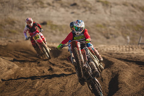 drei, Person, Reiten, Motocross-Schmutzfahrrad, Spuren, Moto-Cross, dreckiges Fahrrad, Sport, Sportrennen, Wettbewerb, Extremsportarten, Geschwindigkeit, Schotterstraße, Aktion, draußen, Abenteuer, Radfahren, Motorsport, Bewegung, Männer, Leistungssport, Wüste, Motorrad, zwei Menschen, Menschen, Erwachsene, in voller Länge, Kopfbedeckungen, Schmutz, Transport, Helm, Sporthelm, Natur, Transportmittel, unterwegs, Tag, Fokus auf den Vordergrund, Kleidung, Sturzhelm, Schlamm, 4K
