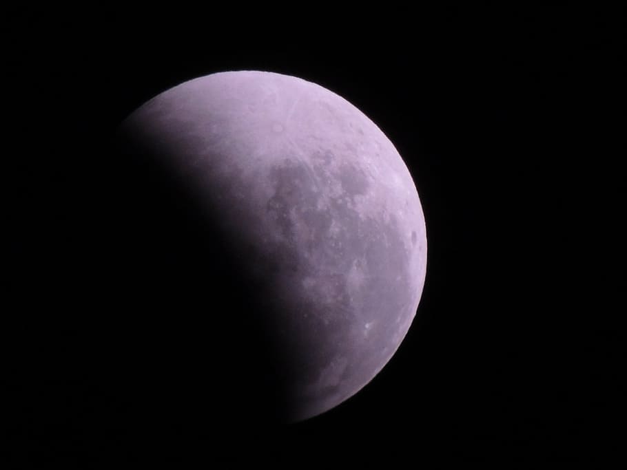 eclipsi, super luna, lluna gran, espai, lluna, astronomia, cel, nit, bellesa a la natura, superfície de la lluna, naturalesa, cap gent, escenics - natura, ciència, color negre, tranquil·litat, a l'aire lliure, majestuós, còpia espai, Mitja lluna, escena tranquil·la, cercle, fosc, astrologia, fons negre, Lluna planetària, llum de la lluna, orbitant, 4K
