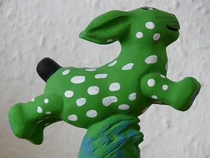 llebre, verd, punts, figura, joguines, blanc, divertit, color verd, representació, representació animal, cap gent, primer pla, animal, joguina, temes d'animals, centrar-se en primer pla, dia, art i artesania, mamífer, creativitat, figureta, natura morta, a l'aire lliure, patró, naturalesa, lunars, 2K, CC0, domini públic, lliure de regalies
