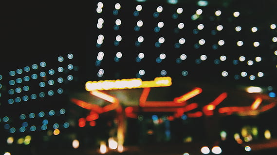 Bokeh, erstellt, Neonlichter, Foto, Bokeh Lichter, Hochhaus, rot, Orange, LED Lichter, Lichter in der Nacht, Nachtzeit, Licht, Nacht-, Neon-, Hintergründe, beleuchtet, abstrakt, Unscharf gestellt, Nachtleben, beschmutzt, Lichtanlage, die Architektur, Gebäudehülle, gebaute Struktur, Flachwinkelansicht, keine Leute, glühend, Licht - natürliches Phänomen, Dekoration, Nahansicht, Kunst, Kultur und Unterhaltung, Fokus auf den Vordergrund, Muster, draußen, dunkel, hängend, 2K, CC0, gemeinfrei, lizenzfrei