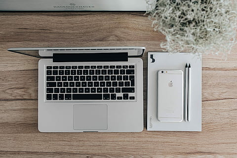 ordinateur portable acer argent, en bois, vert, plante, des crayons, argent, acer, portable, plante verte, iphone Apple, lieu de travail, ordinateur, carnet, La technologie, bois - matériau, personne, clavier d'ordinateur, équipement, table, affaires, Technologie sans fil, à l'intérieur, la communication, lien, clavier, équipement informatique, dispositif d'information portable, directement au-dessus, meubles, knolling - concept, vue grand angle, Bureau, téléphone intelligent, clé d'ordinateur, équipement électrique, 2K