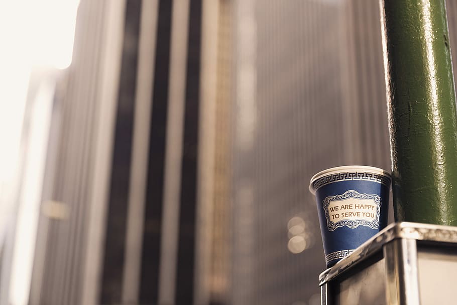azul, blanco, vaso de papel, junto a, verde, poste de acero, papel blanco, acero, enviar, urbano, objetos, perezoso, café, ciudad, Nueva York, vaso, Servicio, mínimo, calentar, céntrico, viaje, nadie, Estados Unidos, al aire libre, exterior del edificio, día, arquitectura, de cerca, equipo de iluminación, comunicación, estructura construida, vista de ángulo bajo, texto, luz del sol, ventana, centrarse en primer plano, solo objeto, material de madera, metal, envase, naturaleza, linterna, lámpara eléctrica, 5K