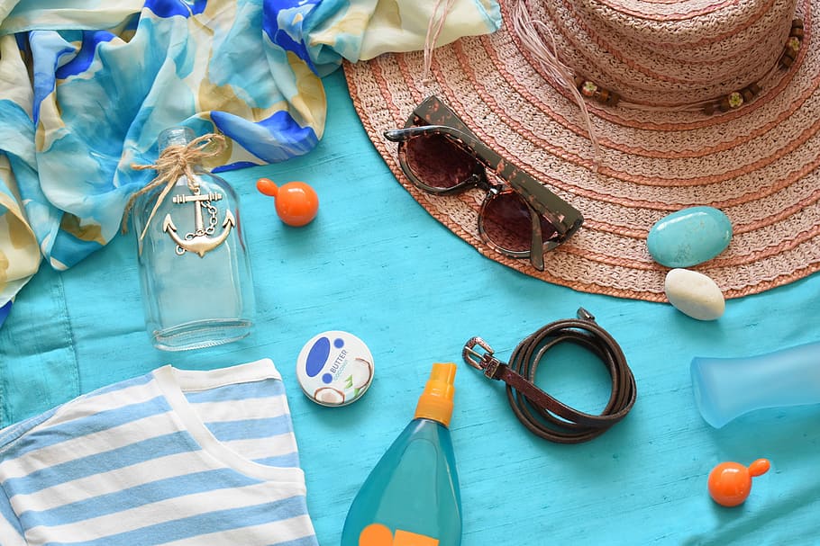 sort, solbriller, ved siden af, sortfarvede ædelstene, solhat, sommer, sommer flade lå, fladt læg, flatlay, hat, stråhat, strand, solcreme, strand knick-knacks, solbadning, sammensætning, ferie, helligdage, design, mode, briller, høj vinkel visning, stilleben, ingen mennesker, indendørs, blå, bord, dug, tekstil, tøj, spise redskaber, mad og drikke, mad, fravær, dag, personlige tilbehør, turkisfarvet, 4K