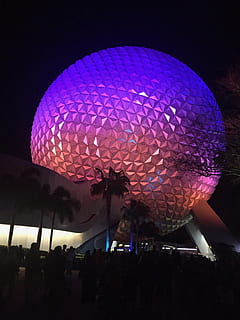 epcot, Disney World, disney, mondo, notte, illuminato, vita notturna, attrezzatura per l'illuminazione, evento, scena urbana, celebrazione, discoteca, festa - evento sociale, grande gruppo di persone, gruppo di persone, persone reali, folla, cultura artistica e intrattenimento, stili di vita, donne, adulto, decorazione, architettura, attività di svago, uomini, viola, tecnologia, sfera, 2K, CC0, dominio pubblico, privo di copyright