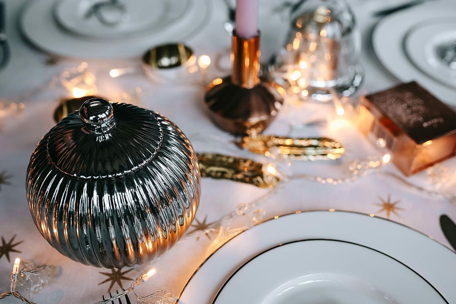 decorazioni per la tavola di Natale, Natale, tavolo, decorazioni, set da tavola, rosa, vacanza, fascino, decorazione, candela, nessuno, tecnologia, avvicinamento, giorno, mano umana, una persona, parte del corpo umano, mano, in casa, detenzione, piatto, persona irriconoscibile, messa a fuoco selettiva, persone reali, metallo, color argento, attrezzature domestiche, celebrazione, ardente, attività commerciale, lusso, dito, 4K