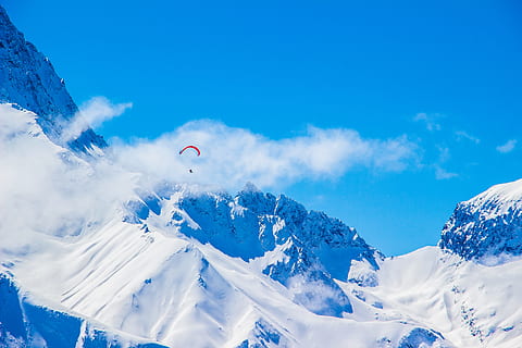 Foto, person, faldskærm, snedækket, bjerg, person paragliding, sne, dækket, Jeg tror, jeg kan, flyve, himmel, Sky, blå, natur, vinter, bjergtop, europæiske alper, udendørs, scenics, landskab, højt op, sport, bjergkæde, panoramisk, ekstrem sport, sky - himmel, koldtemperatur, is, ferier, rejse, hvid, eventyr, sollys, scenics - natur, kold temperatur, skønhed i naturen, paragliding, Midt i luften, rolig scene, flyvende, dag, ro, ikke-urbane scene, snedækket bjerg, frihed, 5K, CC0, offentligt domæne, royaltyfrie