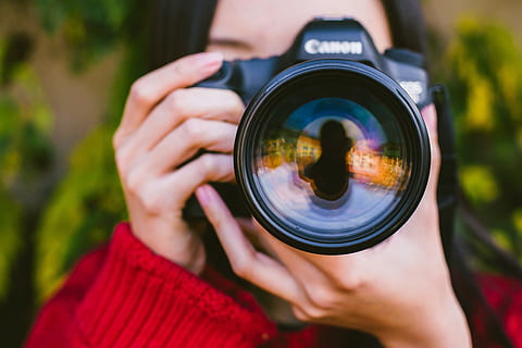 woman photographer, taking, photo, camera, Woman, photographer, people, technology, camera - Photographic Equipment, women, hobbies, one Person, females, photography Themes, holding, outdoors, adult, portrait, photographing, nature, young Adult, caucasian Ethnicity, looking, smiling, lens - Optical Instrument, beauty, digital camera, photographic equipment, human hand, human body part, activity, close-up, occupation, hand, focus on foreground, slr camera, body part, modern, filming, 4K, CC0, public domain, royalty free