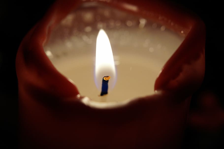 flama, vela, flama de vela, foc, advent, cremar, llum, brillant, tranquil, contemplatiu, acollidor, tancar, atmosfera, hora de nadal, il·luminació, fosc, nit, Nadal, encantador, cremant, part del cos humà, foc - fenomen natural, mà humana, mà, primer pla, calor - temperatura, celebració, part del cos, a l'interior, una persona, il·luminat, equips d’il·luminació, adult, fons negre, dit, contemplació, lluminositat, 5K