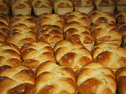 hefekranz, velikonoční cop, vteig, dort, cop, butterzopf, savarin, těsto, striezel, jídlo, Lahodné, pekařství, pečivo, svěžest, chléb, jídlo a pití, velká skupina objektů, pečený, hojnost, nikdo, stálý život, uvnitř, obchod, na prodej, detail, v řadě, uspořádání, sladké jídlo, selektivní zaměření, maloobchodní, celý rám, opakování, objednat, maloobchodní displej, pečené pečivo, francouzské jídlo, pokušení, Svačina, 4K, CC0, veřejná doména, bez autorských práv
