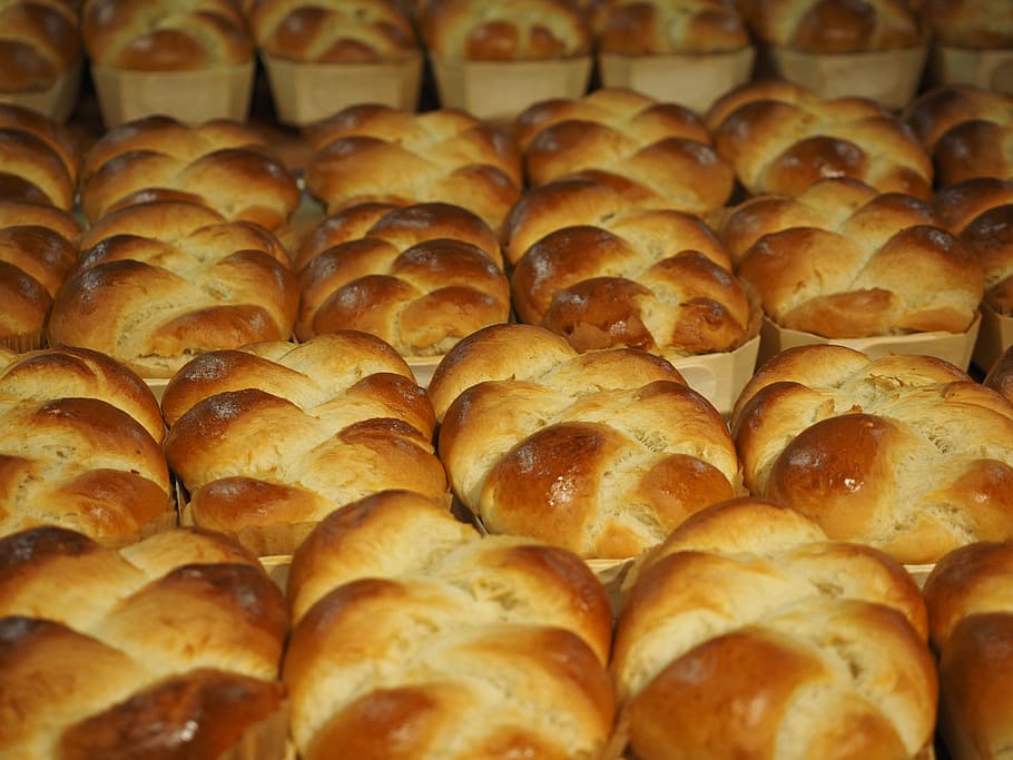 hefekranz, trena de pasqua, vteig, pastís, trena, butterzopf, savarin, massa, Striezel, menjar, deliciós, fleca, pastes, frescor, pa, menjar i beguda, gran grup d'objectes, al forn, abundància, cap gent, natura morta, a l'interior, botiga, a la venda, primer pla, en fila, arranjament, menjar dolç, enfocament selectiu, venda al detall, marc complet, repetició, ordre, visualització al detall, element de pastisseria al forn, menjar francès, temptació, berenar, 4K