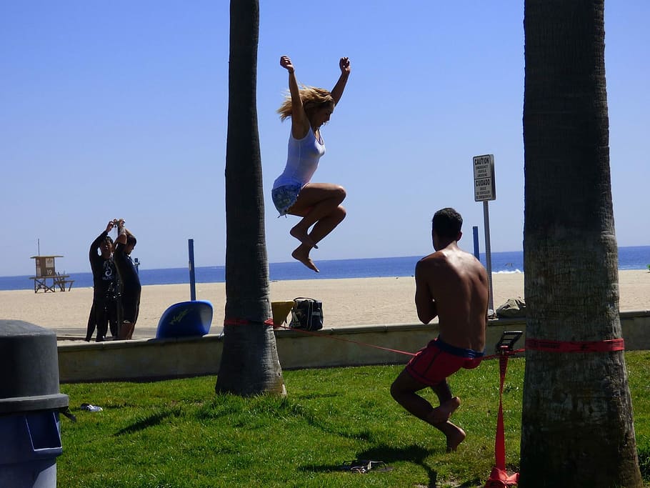 playa, acción, cuerda, Oceano, al aire libre, aptitud, atleta, estilo de vida, gente, mar, hombres, deporte, actividad, grupo de personas, deporte competitivo, jugando, gente real, cielo, naturaleza, planta, estilos de vida, actividad de ocio, día, sin camisa, hierba, longitud total, luz del sol, mujer, arquitectura, saltando, cielo limpio, estructura construida, parada de manos, 1080P