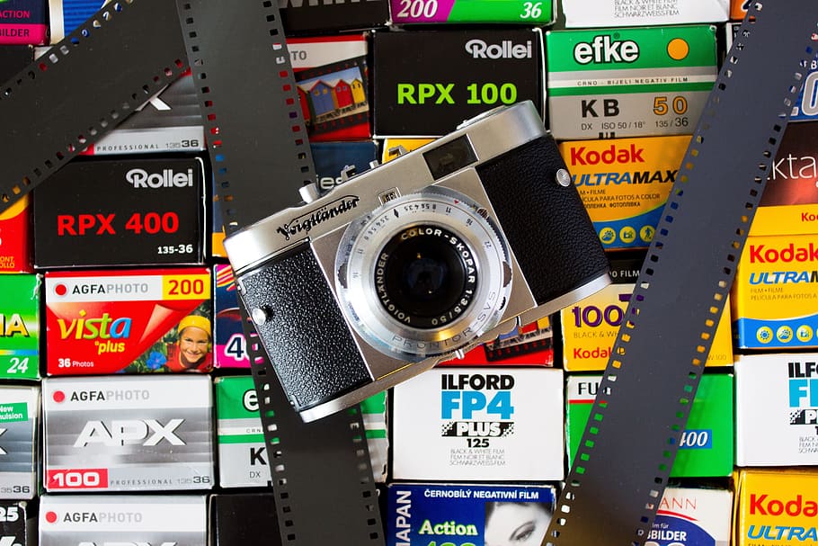 càmera analògica, càmera, analògic, voigtlander, pel·lícula, fuji, Kodak, vito b, càmera de telèfons, càmera antiga, fotografia, càmera de fotos, vell, foto, nostàlgia, lent, vintage, retro, aspecte retro, hipster, enregistrament, pel·lícula kleinbild, text, variació, multicolor, cap gent, dia, a l'aire lliure, comunicació, guió occidental, tecnologia, transport, manera de transport, nombre, marc complet, a l'interior, informació, elecció, primer pla, signe, vehicle aeri, indústria electrònica, equipament, 5K