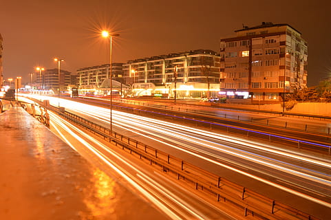 strada, luci, lunga esposizione, e5, illuminato, architettura, città, esterno dell'edificio, sentiero leggero, mezzi di trasporto, struttura costruita, movimento, lampione, velocità, notte, modo di trasporto, movimento sfocato, cielo, nessuno, vita di città, natura, all'aperto, 5K, CC0, dominio pubblico, privo di copyright