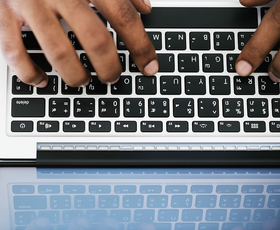 person, ved hjelp av, macbook tastatur, datamaskin, kommunikasjon, menneskelig hånd, trådløs teknologi, hånd, menneskelig kroppsdel, teknologi, laptop, forbindelse, data utstyr, innendørs, tastatur, ekte folk, data-tastatur, bruker bærbar PC, brev, én person, typing, internett, datamaskin nøkkel, surfer på nettet, finger, 5K