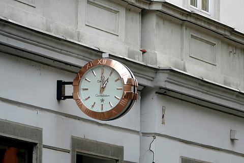 čas, hodiny, architektura, maribor, Slovinsko, stavba, nízký úhel pohledu, exteriér budovy, nikdo, ciferník, minutová ručička, den, kruh, geometrický tvar, budova, nástroj času, okno, tvar, hodinová ručička, venku, nástěnný prvek, závěsný, 5K, CC0, veřejná doména, bez autorských práv