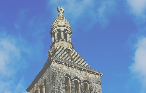 iglesia de concreto gris, gris, hormigón, Iglesia, arquitectura, catedral, lugar famoso, religión, torre, Europa, cielo, cristianismo, exterior del edificio, historia, estructura construida, vista de ángulo bajo, día, nadie, destinos de viaje, edificio, el pasado, lugar de adoración, viaje, naturaleza, creencia, azul, nube - cielo, espiritualidad, al aire libre, aguja, 2K, CC0, dominio público, libre de derechos
