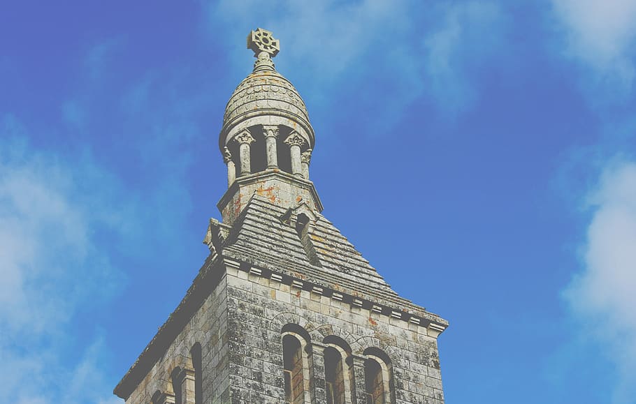 chiesa in cemento grigio, grigio, calcestruzzo, Chiesa, architettura, Cattedrale, posto famoso, religione, Torre, Europa, cielo, cristianesimo, esterno dell'edificio, storia, struttura costruita, Inquadratura dal basso, giorno, nessuno, destinazioni di viaggio, costruzione, il passato, luogo di culto, viaggio, natura, credenza, blu, nuvola - cielo, spiritualità, all'aperto, guglia, 2K