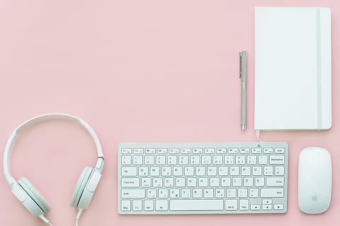 Laptop, Stift, Internet, Verbindung, Computer, Kopfhörer, Elektronik, Ausrüstung, drinnen, Tastatur, modern, Maus, Technologie, Computerausrüstung, Computer Tastatur, Kommunikation, kabellose Technologie, pinke Farbe, Studioaufnahme, Büro, keine Leute, Schreibtisch, Geschäft, Tabelle, direkt darüber, Stillleben, Notizblock, 5K, CC0, gemeinfrei, lizenzfrei